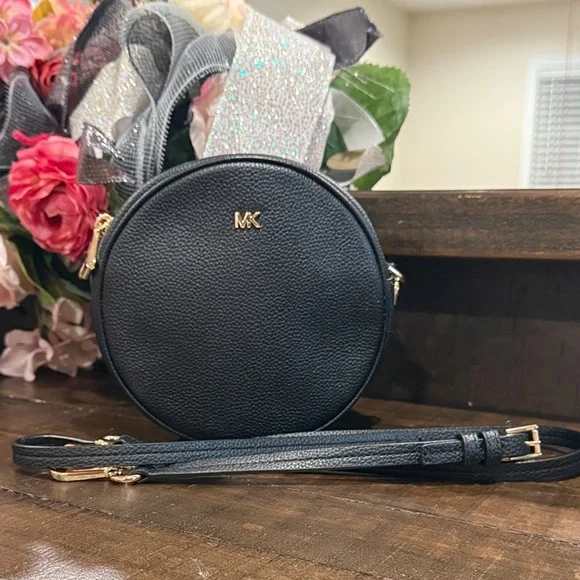 Michael Kors Black Pebbled Leather Canteen Crossbody Bag with Gold Hardware - Picture 3 of 12